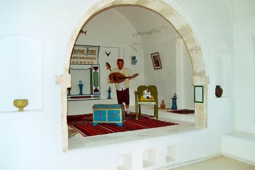 Vue intérieure du musée Guellala représentant le chanteur juif traditionnel de l'île, Yaacob B'Chiri en cire